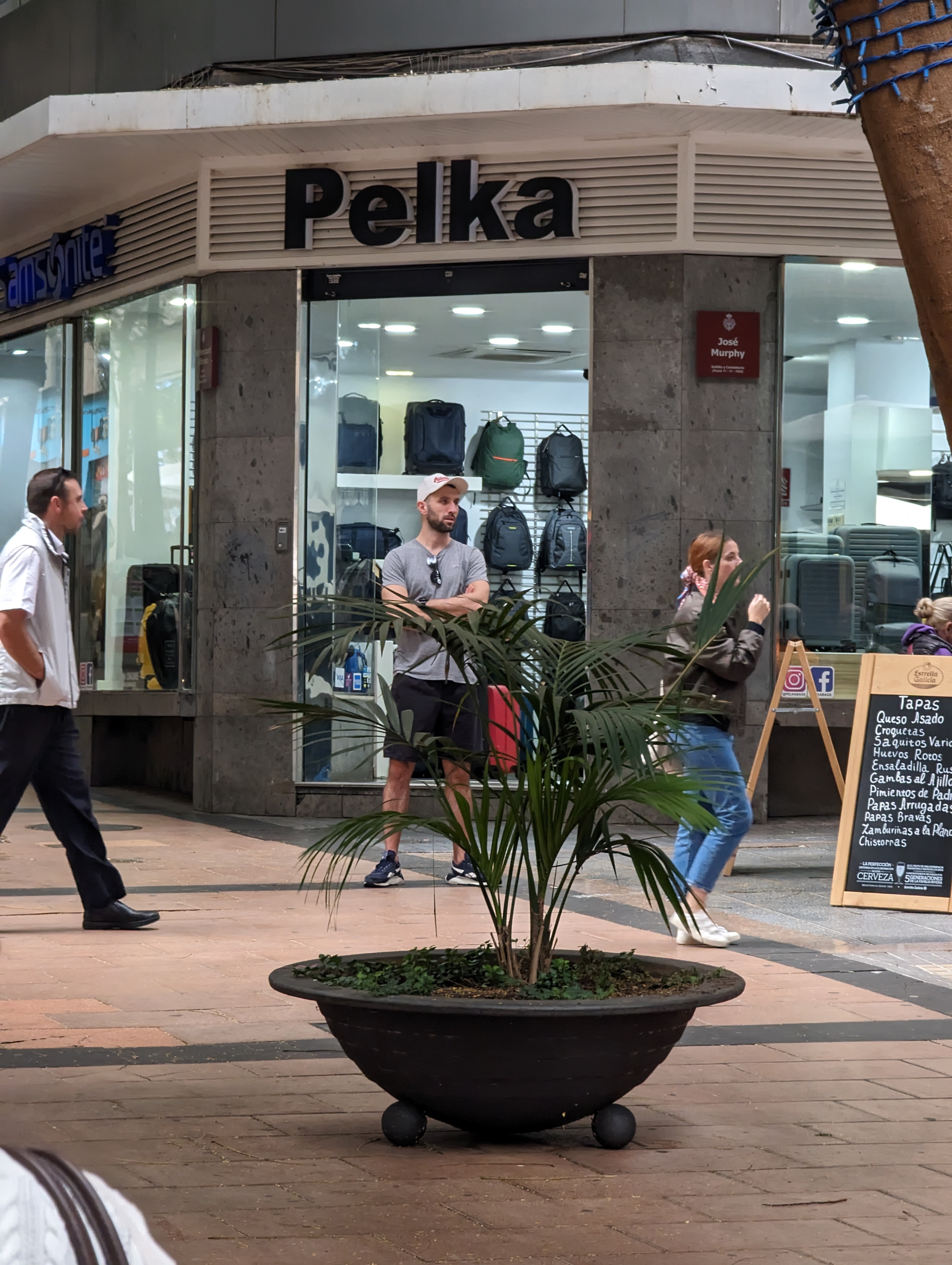 Cygański bodygard przed sklepem z walizkami