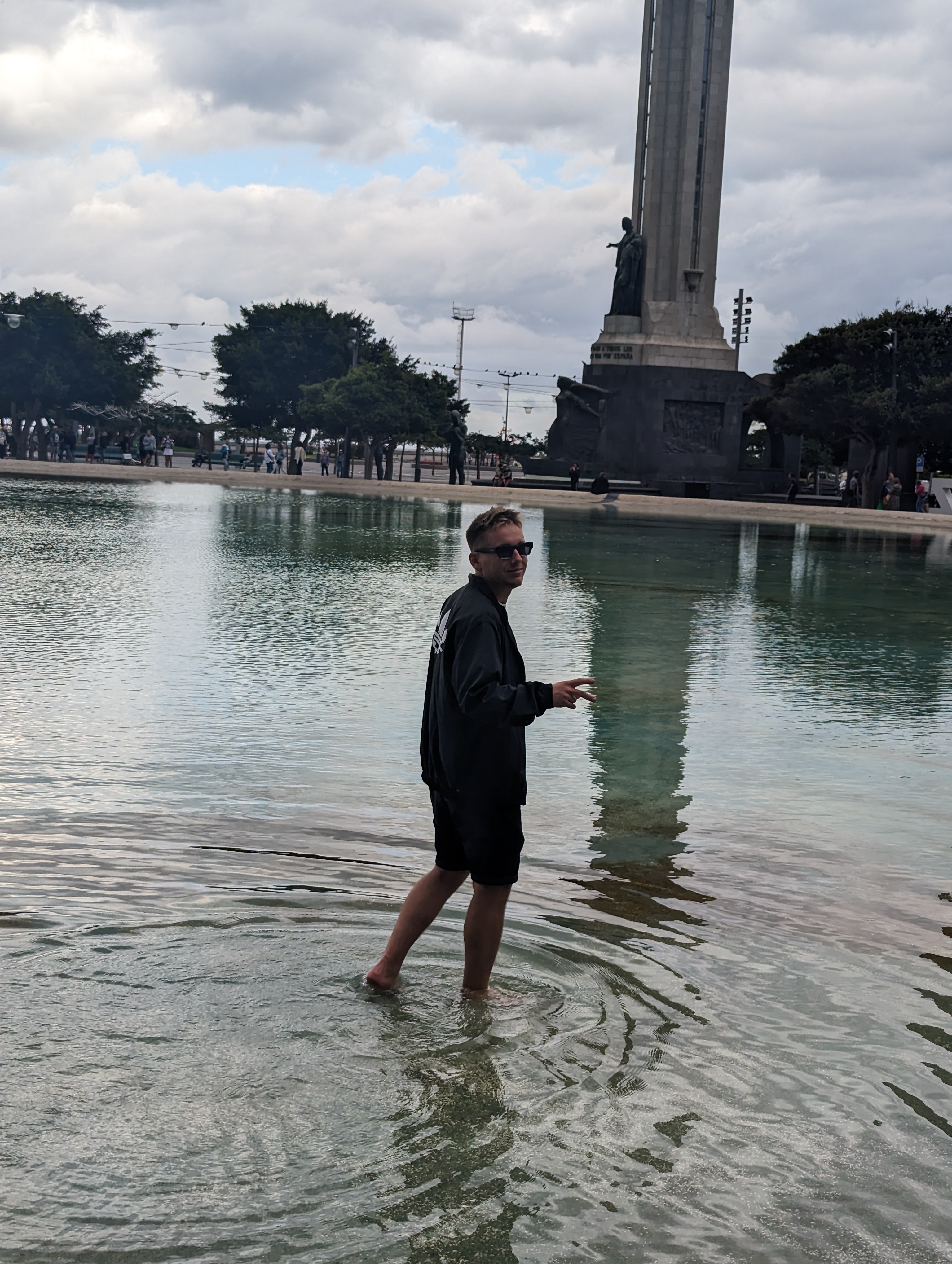 Chłop kąpiący się w fontannie